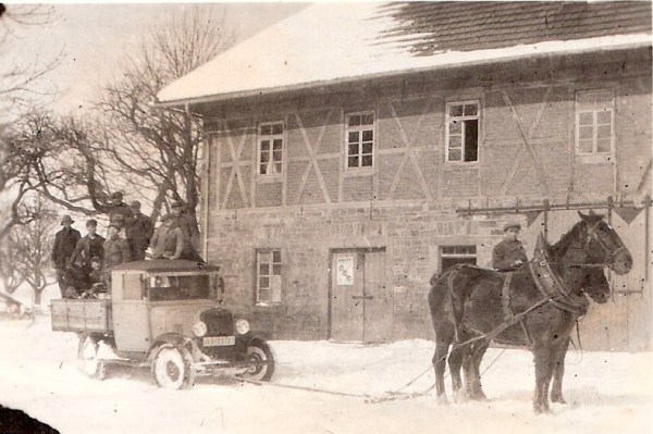 Alte und neue Technik anno dazumals auf dem Bauernhof Landwirtschaft © Hannes Schleeh