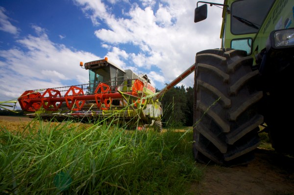 Mähdrescher Schlepper MB Track Landwirtschaft © Hannes Schleeh