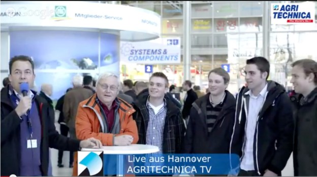 Interview mit Landwirten vor dem Eingang der AGRITECHNICA 2013