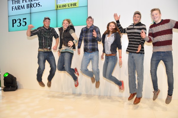Peterson Brothers und die gewinner von Clip my Farm auf der AGRITECHNICA Bühne