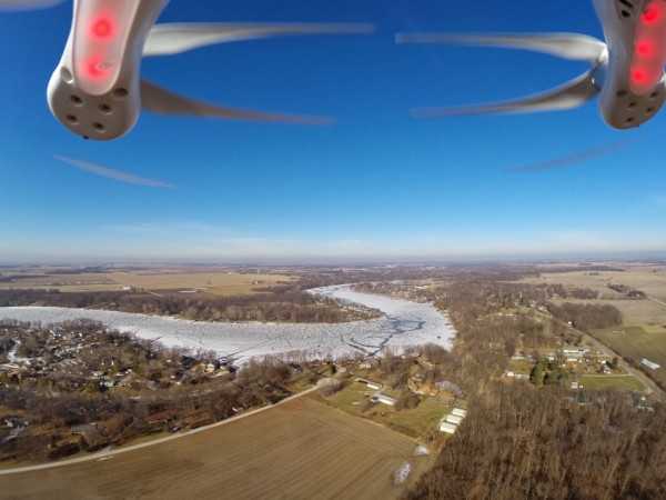 Aufnahme einer nach vorne fliegenden Drohne