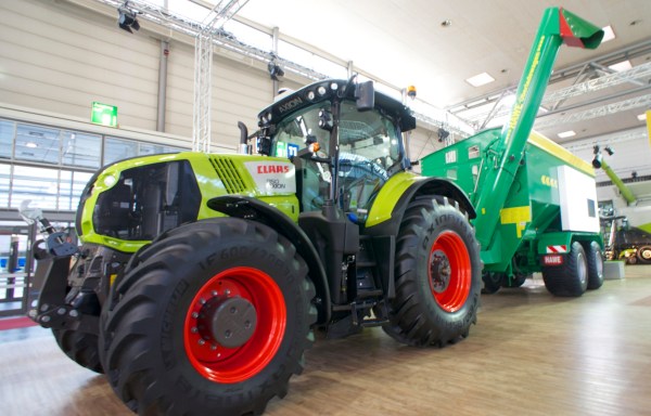Claas Arion mit HaWe Überladewagen auf der CeBIT 2014