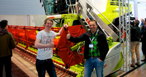 Die Agrarblogger Gerald Maatmann und Hannes Schleeh am Stand von Clans auf der CeBIT 2014