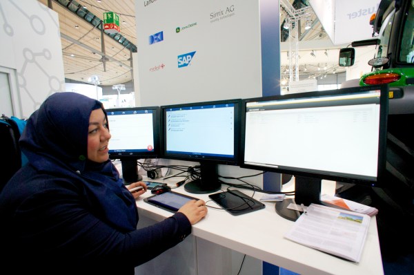 John Deere und DFKI Software zur Flottensteuerung Projektleiterin Zeynep Tuncer CeBIT 2014