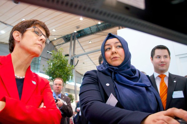 Zeynep Tuncer mit der Ministerpräsidentin des Saarlandes Annegret Kramp-Karrenbauer CeBIT 2014