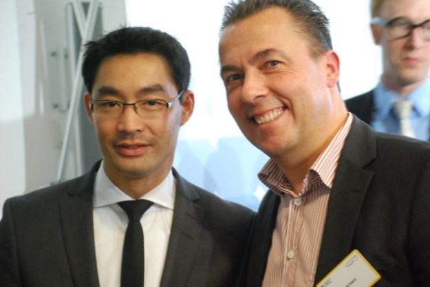 Hannes Schleeh auf dem IT-Gipfel bei der Übergabe des Rundfunkstaatsvertrag-Reformpapiers an den damaligen Bundeswirtschaftsminister Rösler