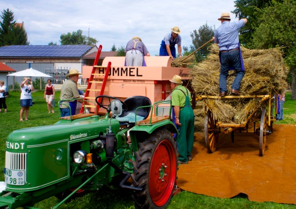 Hummel Dreschwagen an einem Fendt mit Riemenantrieb