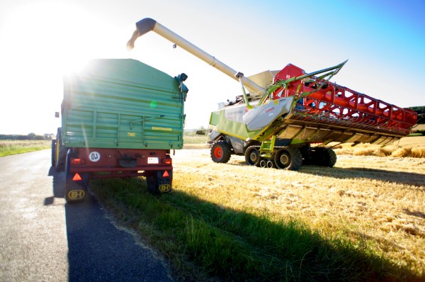 Moderner Claas Lexion 600 Terra Trac Korntank überladen