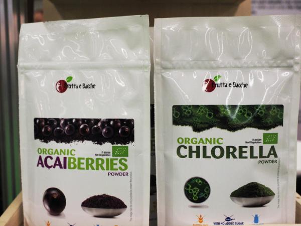 Exotische Früchte und Algenkonzentrat in Hochglanztüten. (Foto: Krick)