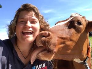 Agnes knipst einen "Selvieh"